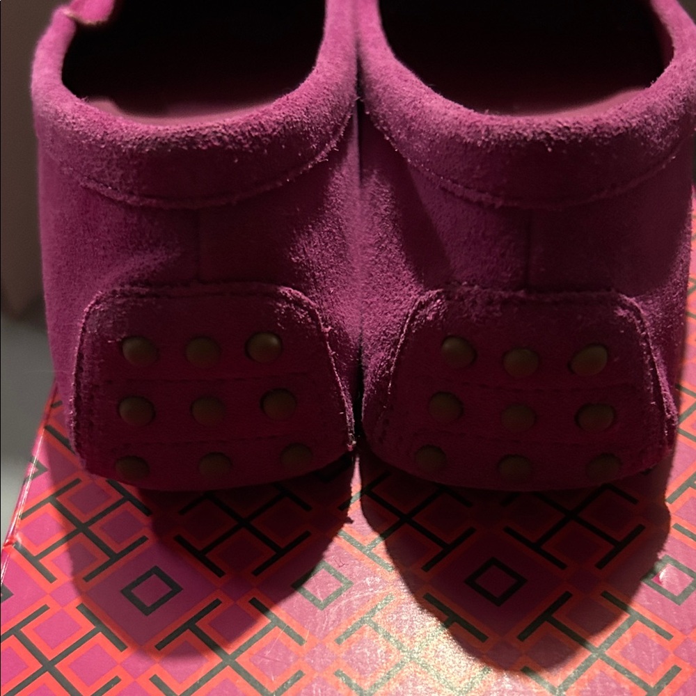 Tory Burch- Everly Driver Suede Loafers with Gold Emblem, “Prickly Pear”, size 8 - Picture 4 of 9